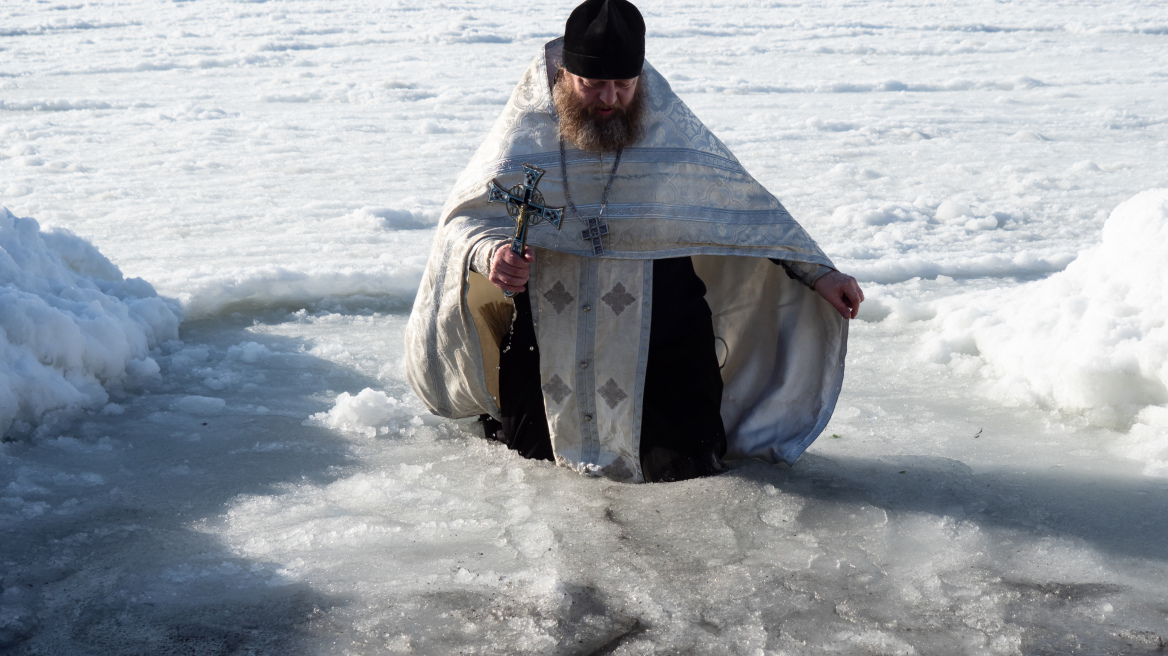 Ρώσοι Παλαιοημερολογίτες βουτούν στους -40 βαθμούς για τα Θεοφάνεια