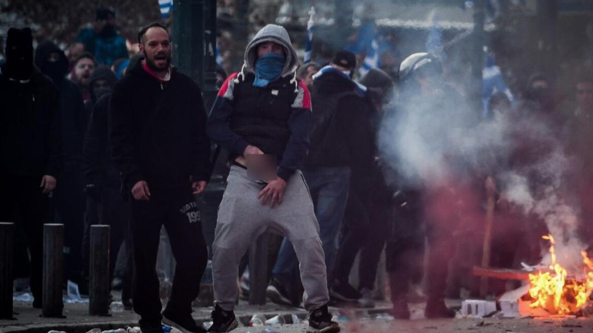 Συλλαλητήριο: Κουκουλοφόρος έδειξε... κυριολεκτικά τα γεννητικά του όργανα σε αστυνομικούς!