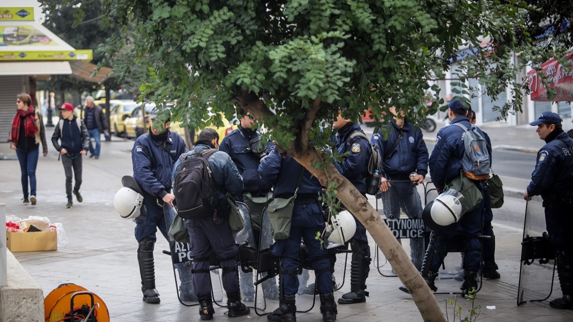 Επιθέσεις αντιεξουσιαστών σε αστυνομικούς και διερχόμενους
