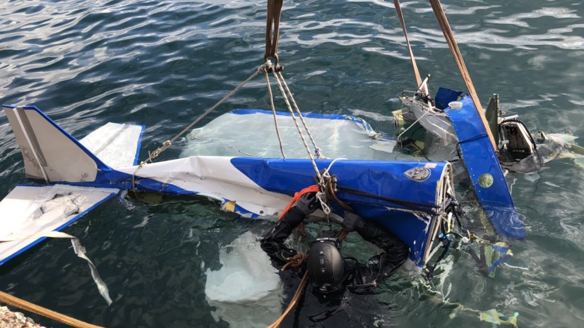 Μεσολόγγι: Καρέ-καρέ η ανάσυρση του αεροσκάφους από άνδρες της Μονάδας Υποβρυχίων Αποστολών του Λιμενικού
