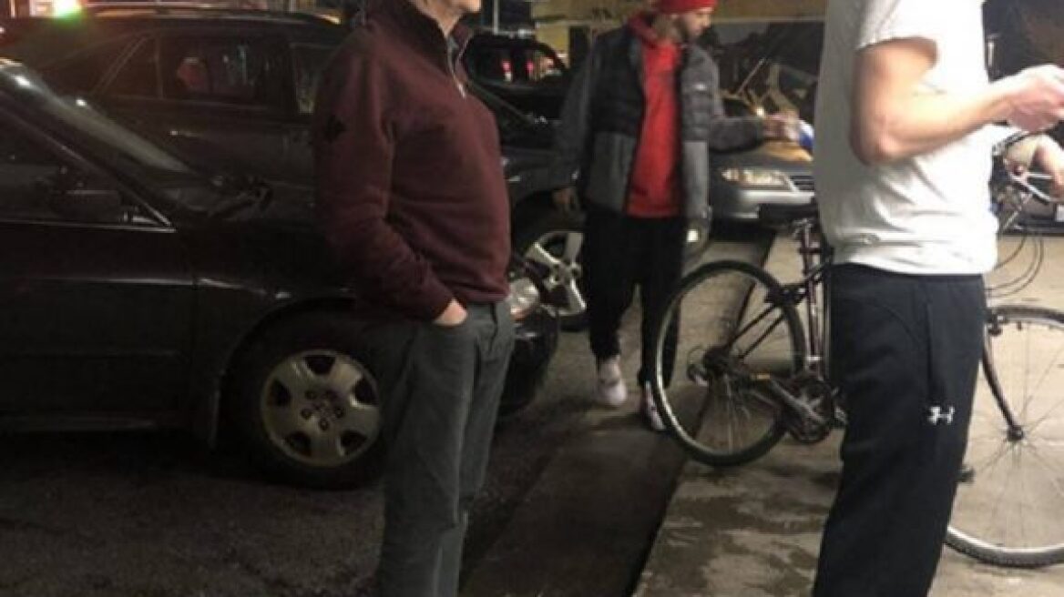 Ο Μπιλ Γκέιτς περιμένει στην ουρά για μπέργκερ και πατάτες