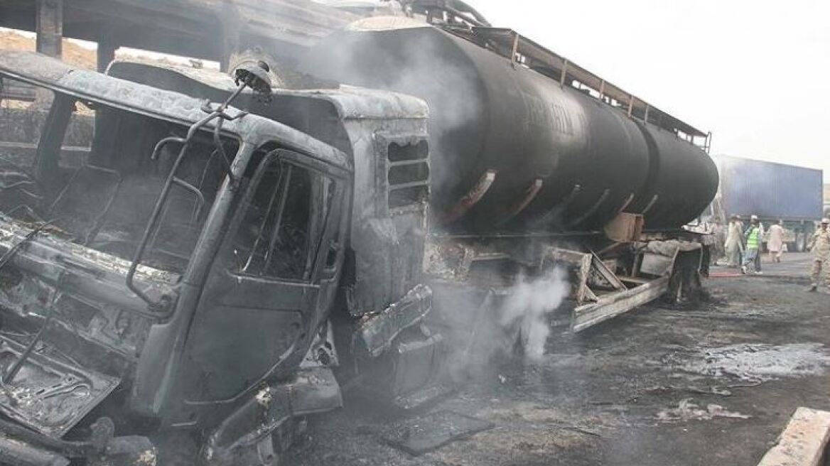 Φρίκη στο Πακιστάν: 24 άνθρωποι απανθρακώθηκαν από φωτιά σε λεωφορείο