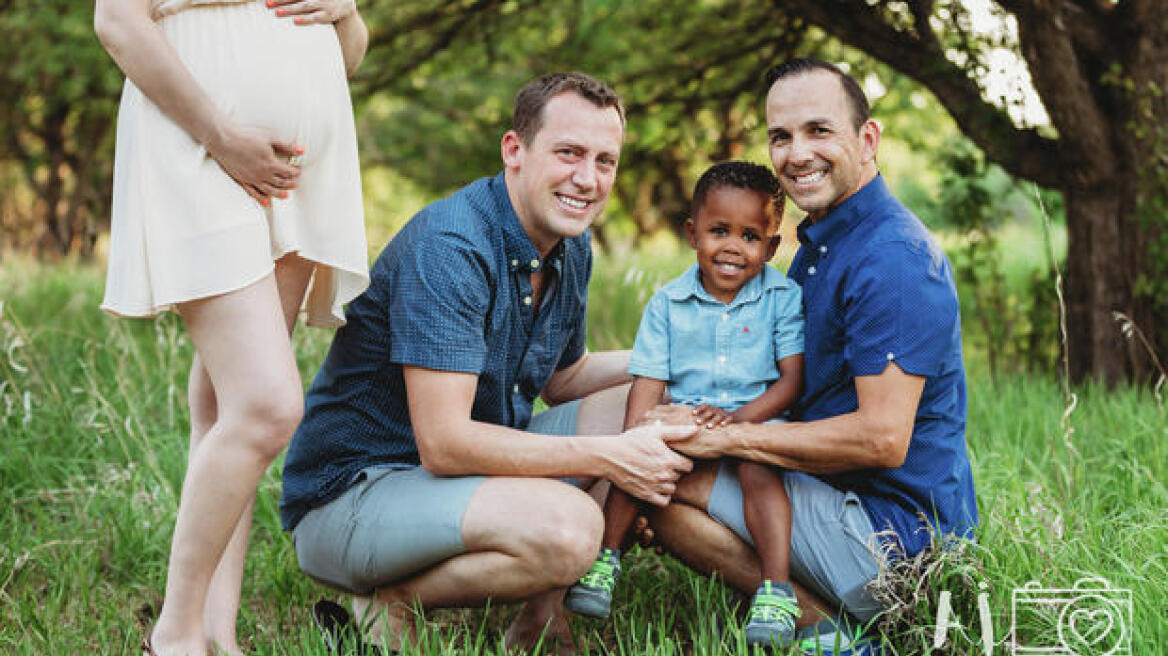 Γκέι βρήκαν παρένθετη μητέρα μέσω... Facebook