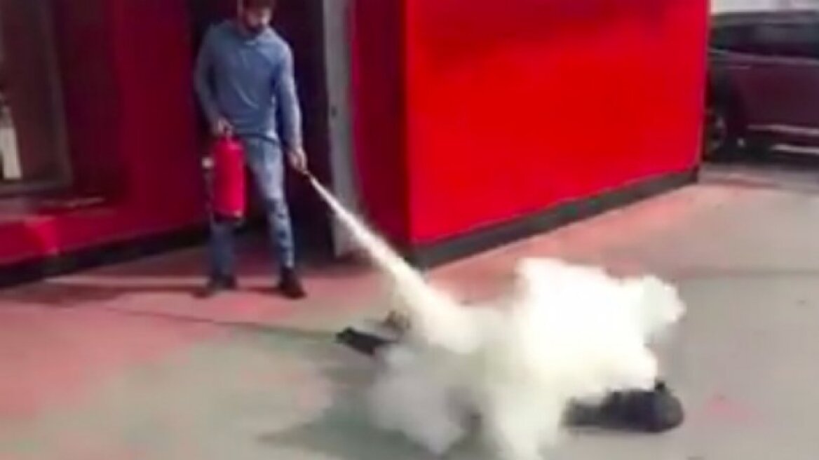 Βίντεο: Ο Ντιέγκο Κόστα κατέστρεψε τα ρούχα του Ερνάντεζ με... πυροσβεστήρα! 