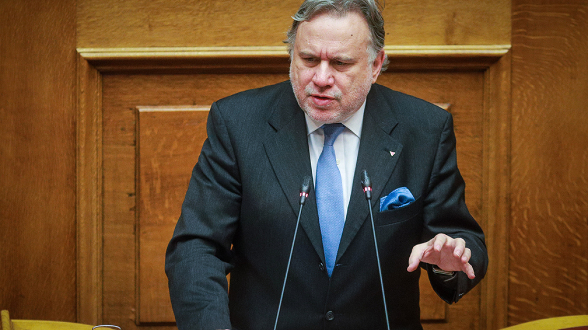 Βουλή: Το «παλιό» Σύνταγμα των Σκοπίων κατέθεσε ο Κατρούγκαλος!