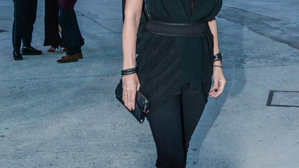 Η Πέγκυ Ζήνα πνίγει την κόρη της στις αγκαλιές και στα φιλιά 