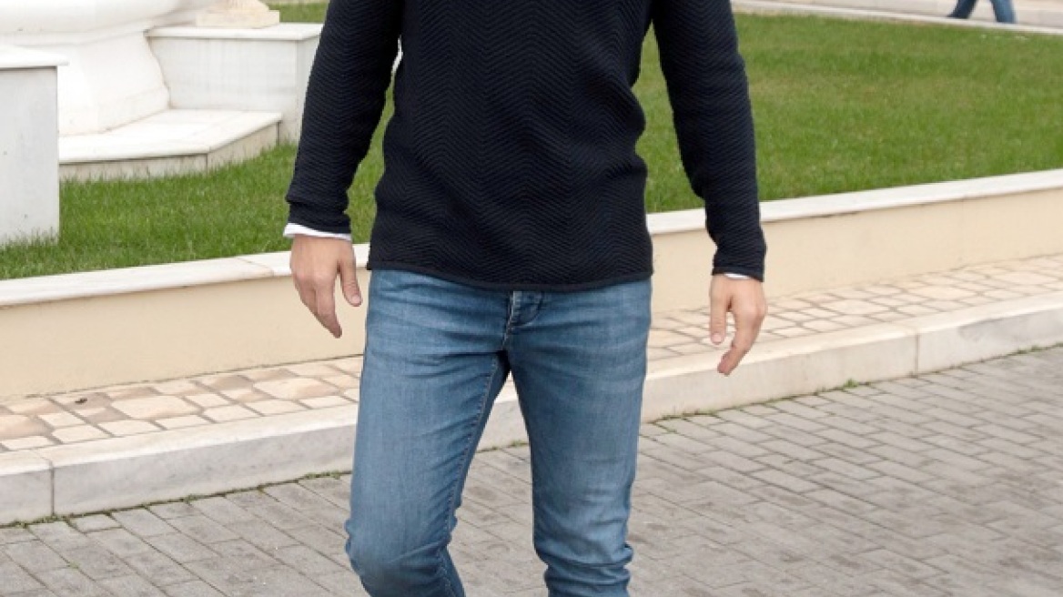 O Σάκης Ρουβάς μόλις φόρεσε ένα πολύ καλόγουστο κοστούμι 