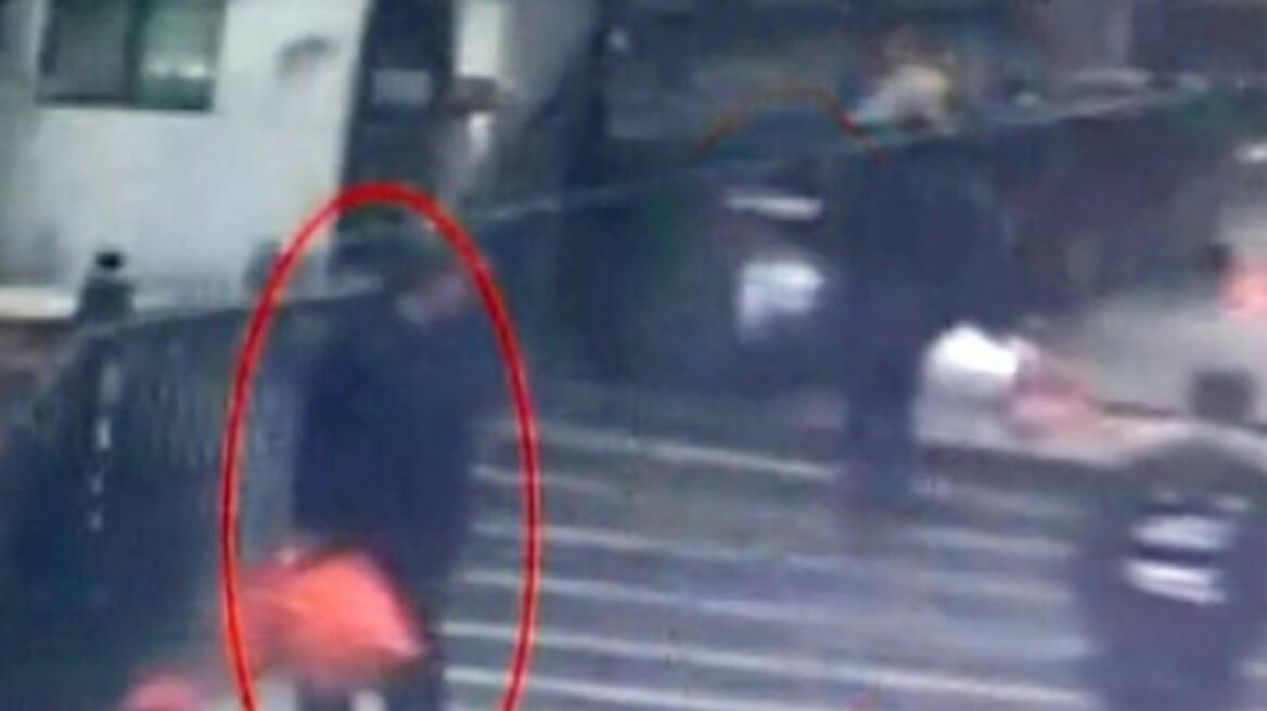 Έβαλε σε σακούλες σκουπιδιών τα νεογέννητα δίδυμά του και τα πέταξε στα σκουπίδια (pics & vid)