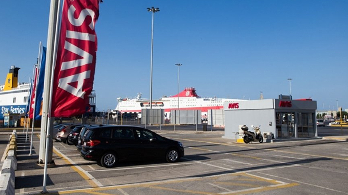 Avis: «Ξεκλειδώνει» το leasing αυτοκινήτου για ιδιώτες και θέλει car sharing στην Αθήνα