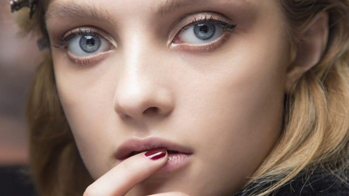 Με αυτό το καθαριστικό νερό αφαιρείς πανεύκολα ακόμη και το αδιάβροχο μακιγιάζ 