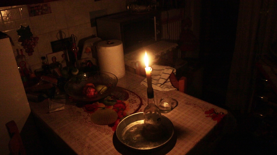 Σοκ στο Βόλο: Μαθήτρια διάβαζε στο δρόμο επειδή το ρεύμα στο σπίτι της ήταν κομμένο