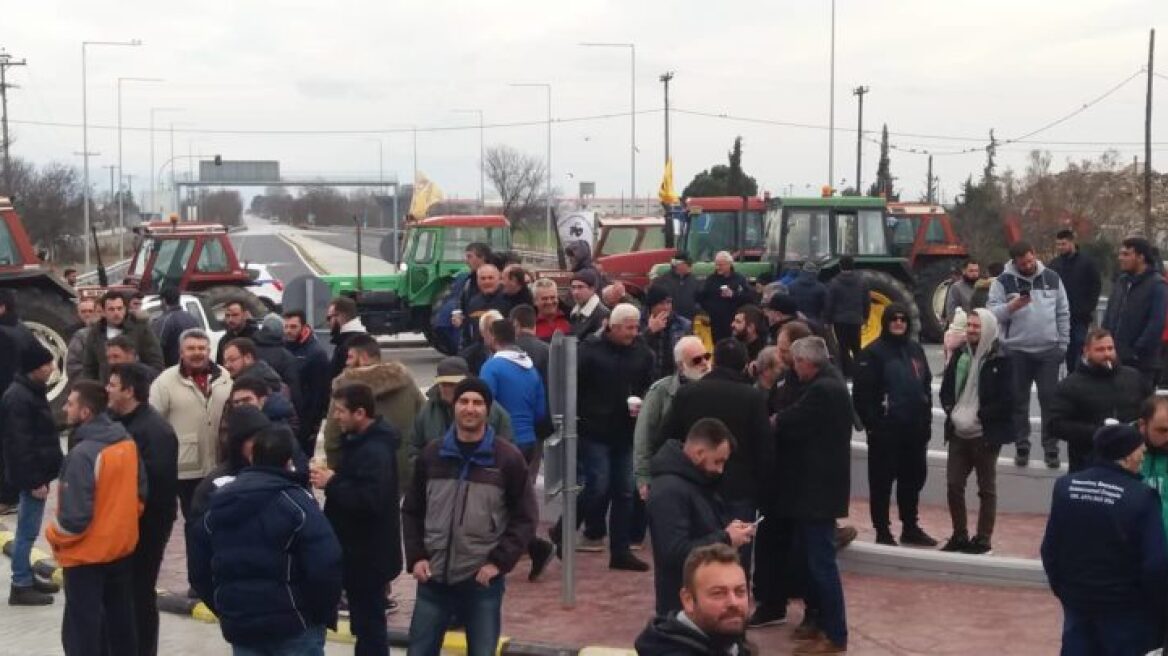 Tον κόμβο του Πλατύκαμπου έκλεισαν με τα τρακτέρ τους οι αγρότες