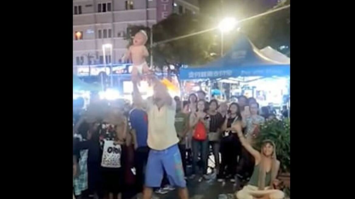 Ασυνείδητοι γονείς έκαναν δημόσιο παιχνίδι το 4 μηνών βρέφος τους για να χρηματοδοτήσουν το ταξίδι τους
