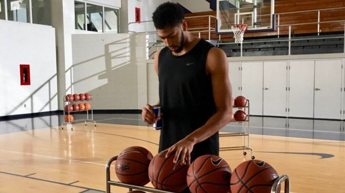 Οι Λέικερς αποσύρθηκαν από τη διεκδίκηση του Ντέιβις