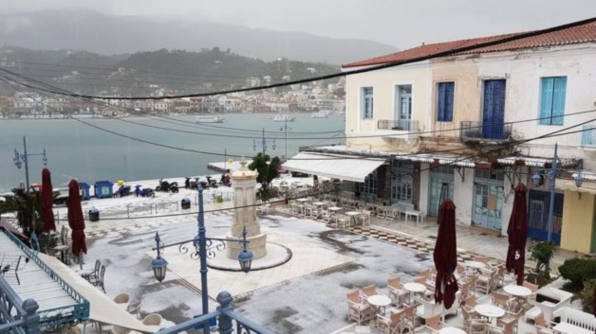 Άσπρισε από το χαλάζι ο Πόρος - Δείτε εντυπωσιακές εικόνες 