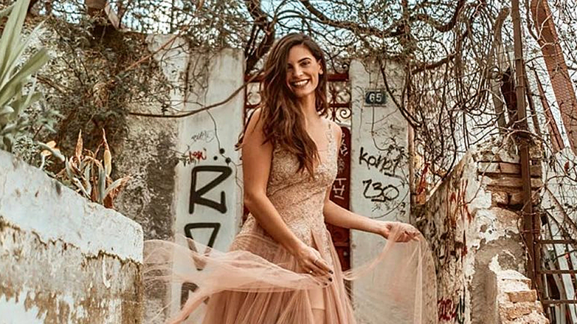 Η Χριστίνα Μπόμπα ντυμένη σαν... νεράιδα κάνει βόλτα στα Αναφιώτικα 