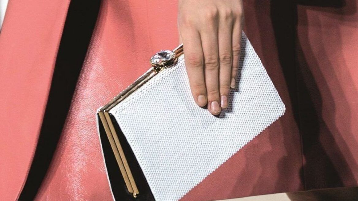 Η τάση στις τσάντες  για την άνοιξη 2019 είναι τα ...κοσμήματα