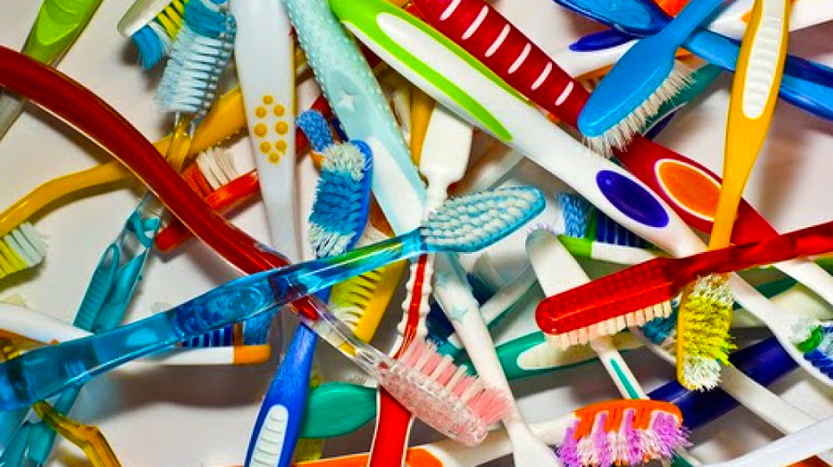 Δείτε πως φτιάχνονται οι οδοντόβουρτσες