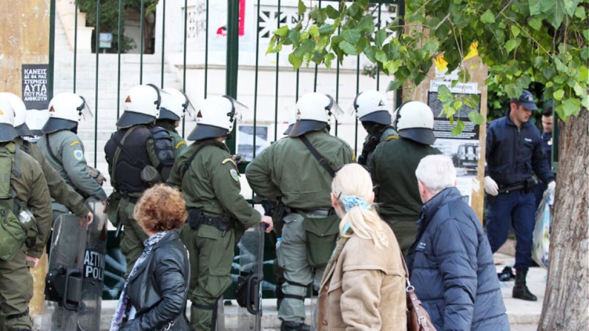 Καταδρομική επίθεση κουκουλοφόρων κατά αστυνομικών στην ΑΣΟΕΕ