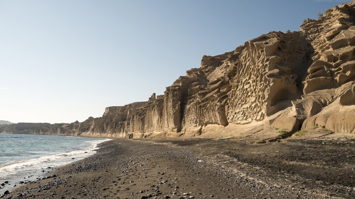 Σαντορίνη, Βλυχάδα: Σκάβουν μέσα στον βράχο, για να φτιάξουν ξενοδοχείο!