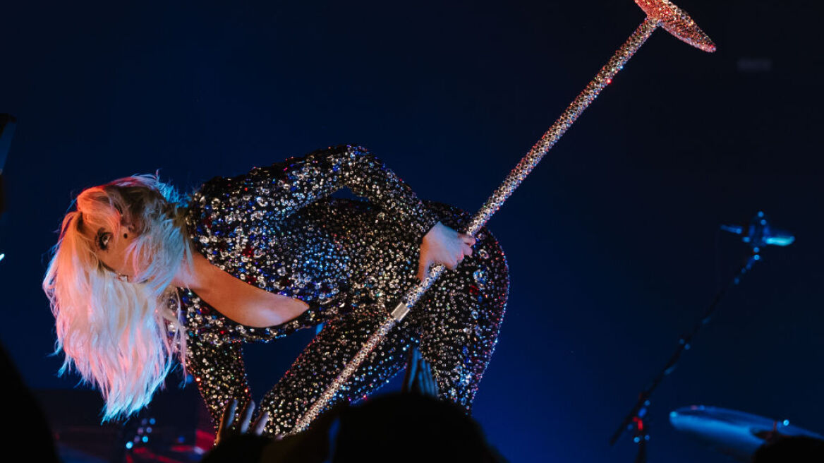 Στη σπονδυλική στήλη της Lady Gaga άνθισε ένα τριαντάφυλλο 