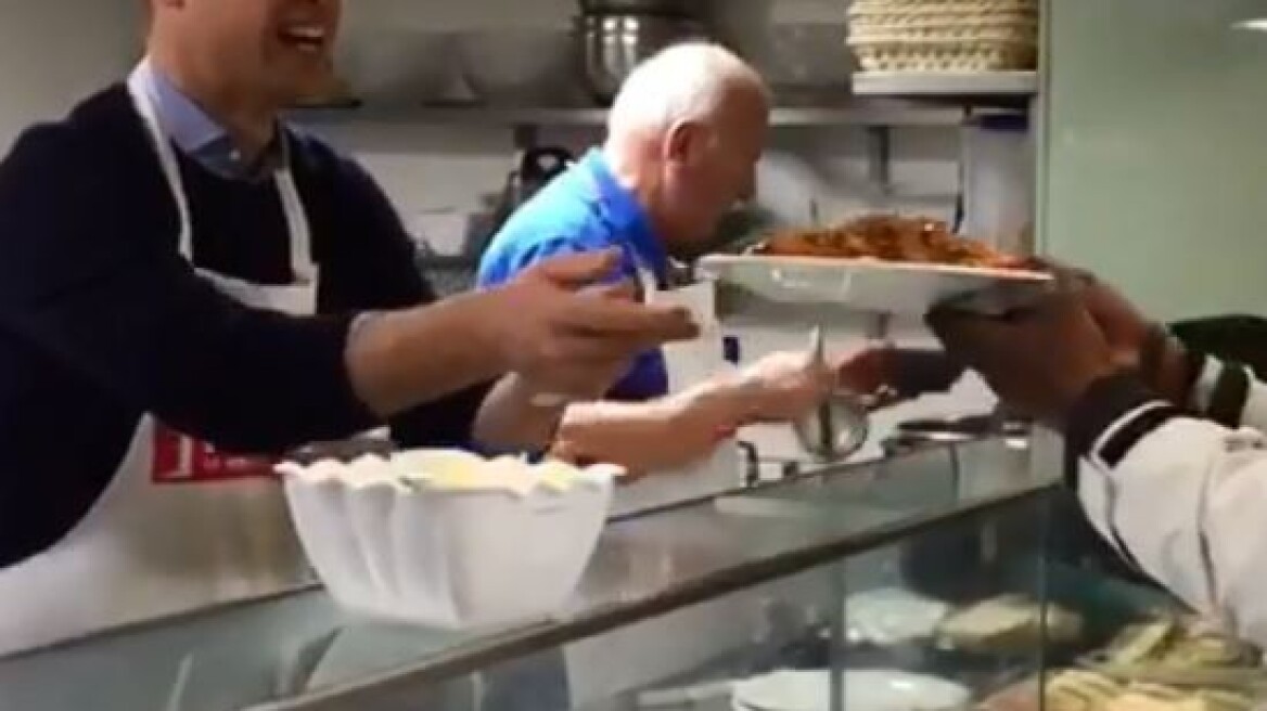 Ο πρίγκιπας Ουίλιαμ μαγείρεψε σε καταφύγιο αστέγων