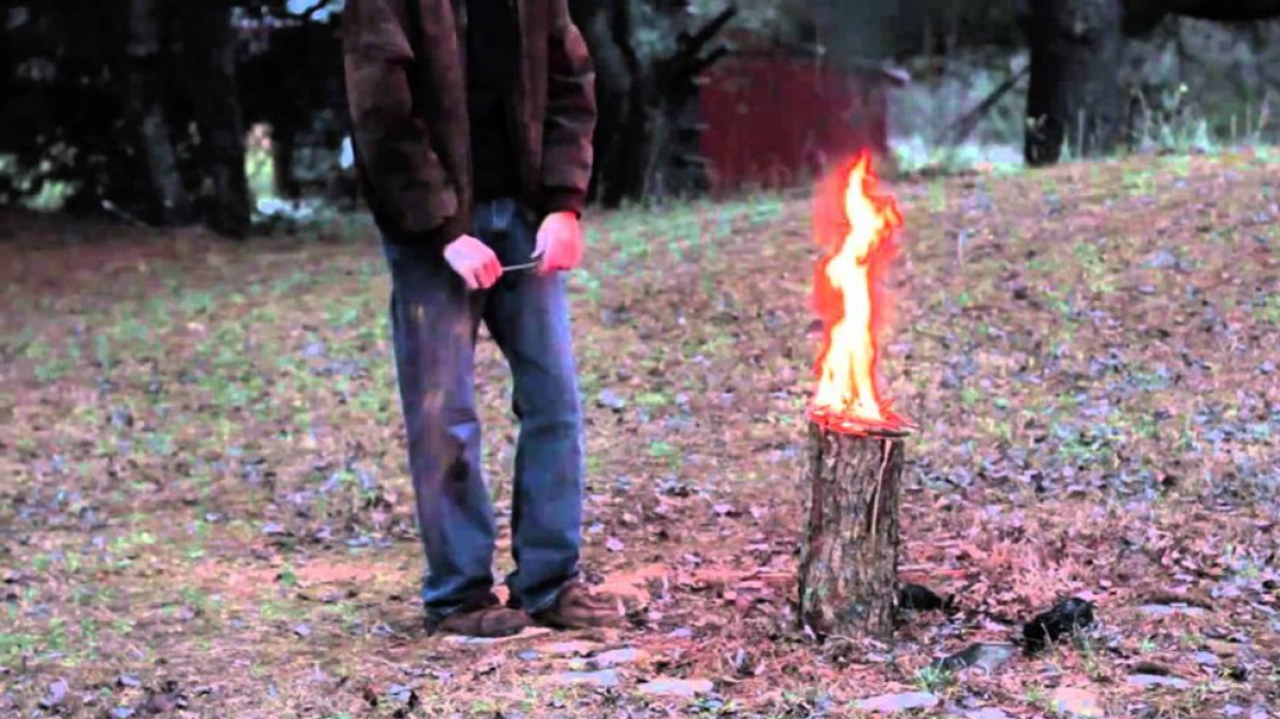 Με ένα κομμάτι ξύλο... αψηφά τους νόμους της φυσικής!