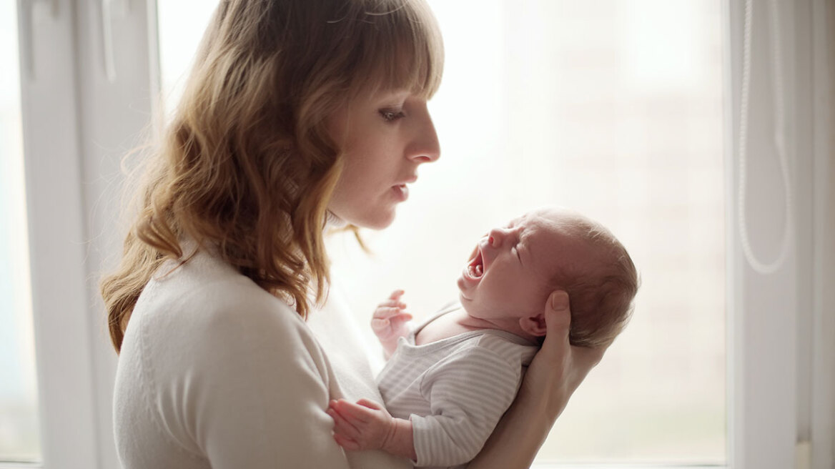 Να αφήνουμε το μωρό να κλαίει ή να το παίρνουμε αγκαλιά;