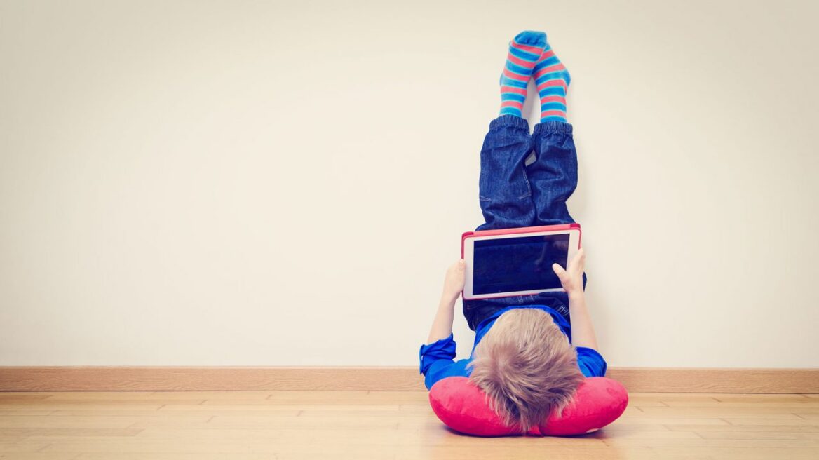 SOS για τα «κολλημένα» στις οθόνες μικρά παιδιά