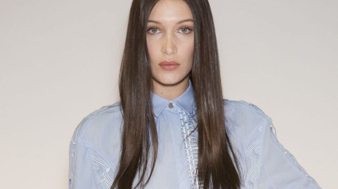 Η Μπέλα Χαντίντ φόρεσε το μοτίβο της σεζόν με ένα Mango τοπ 