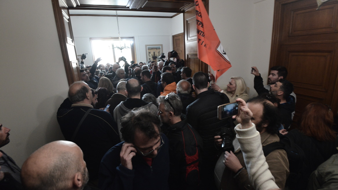 Έφοδος στο υπουργείο Οικονομικών - Διαμαρτυρία για την περικοπή των βαρέων και ανθυγιεινών
