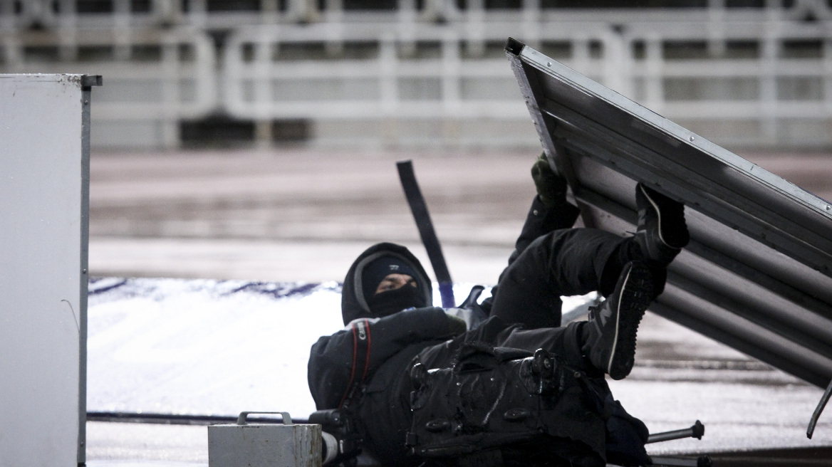 Η κακοκαιρία «Ωκεανίς» χτύπησε και το ΟΑΚΑ: Κινδύνευσε φωτογράφος από πτώση πινακίδας