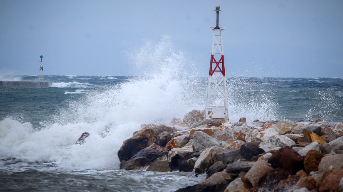 Κακοκαιρία: Προσάραξη φορτηγού πλοίου στο παλιό λιμάνι της Μυκόνου