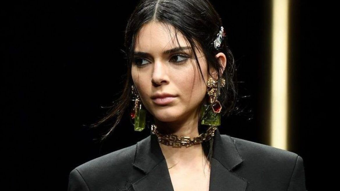Η Κένταλ Τζένερ κολάζει στην πασαρέλα του Versace 