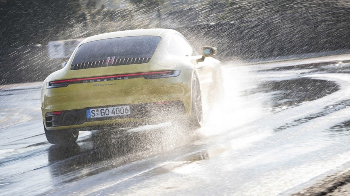 Ετσι αντιμετωπίζει η Porsche την βροχή...