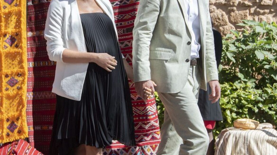 H Mέγκαν Μαρκλ αποχαιρετάει το Μαρόκο με ασύμμετρο μαύρο φόρεμα και kitten heels 