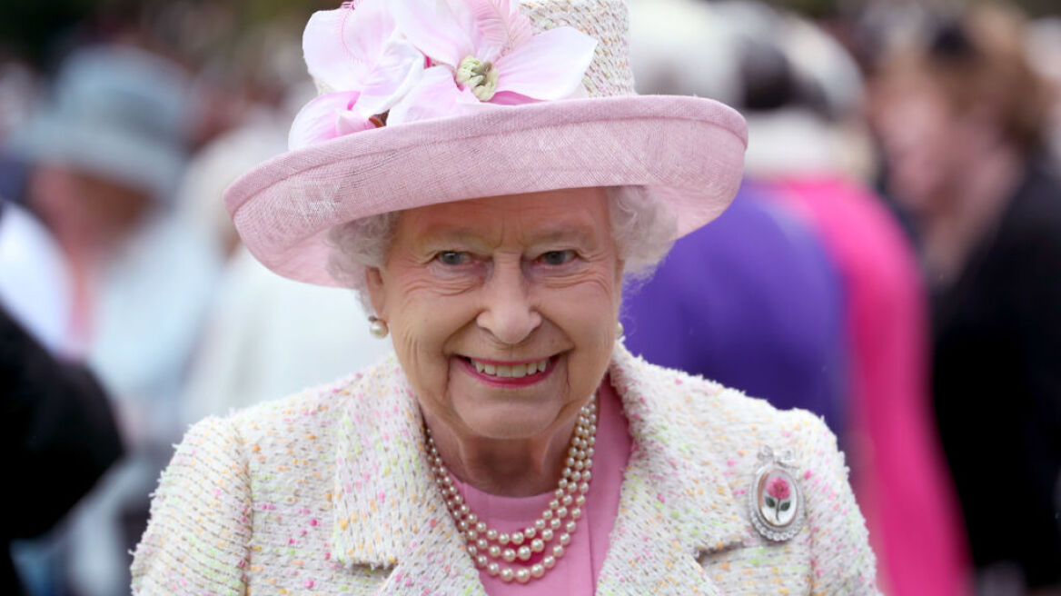 Η Βασίλισσα Ελισάβετ και η Lucy Mecklenburgh έχουν την ίδια χρυσή τσάντα Launer 