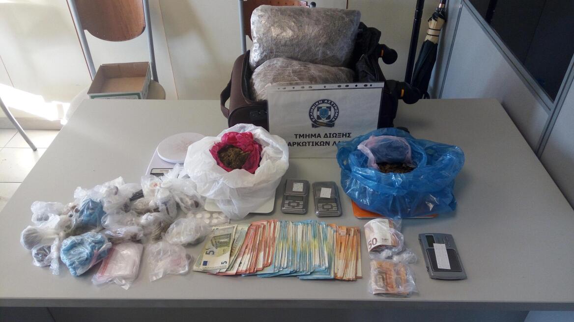 Λάρισα: Πέντε συλλήψεις με δυόμισι κιλά χασίς και πολύ χρήμα