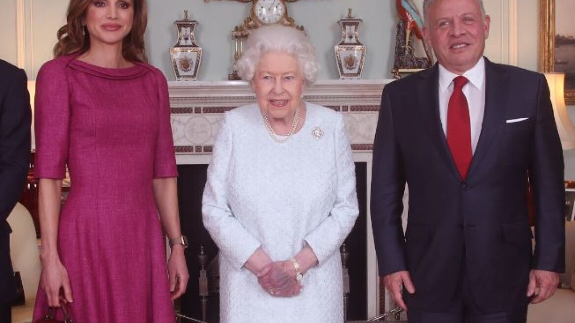 Ανησυχία στη Βρετανία για το μελανιασμένο χέρι της Ελισάβετ