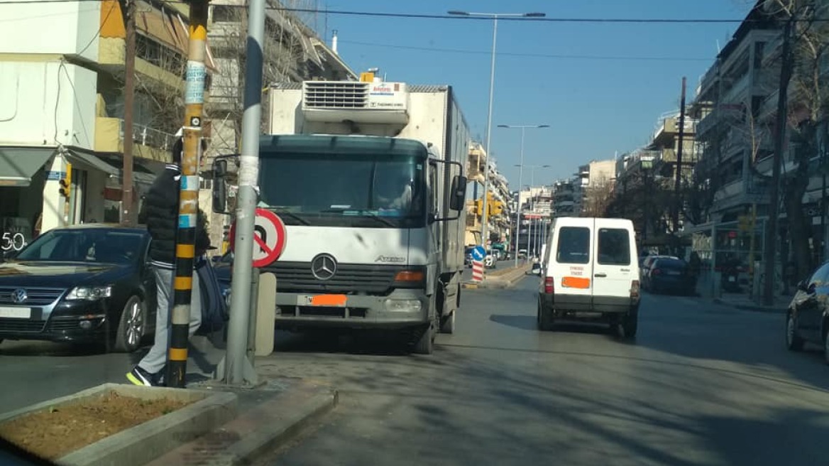 Θεσσαλονίκη: Πάρκαρε φορτηγό κάθετα σε νησίδα κι έκλεισε μισή διασταύρωση