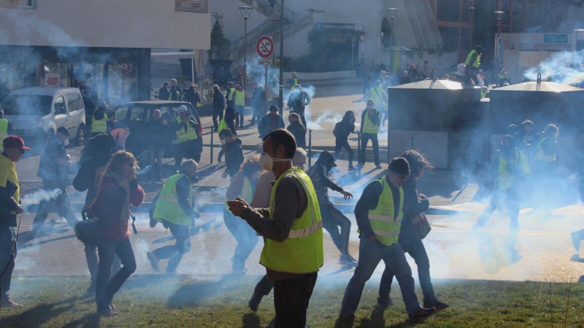 Βίντεο-σοκ από Γαλλία: Η στιγμή που «κίτρινο γιλέκο» δέχεται σφαίρα καουτσούκ στο πρόσωπο 