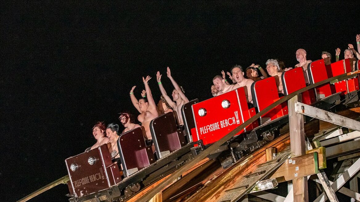 Βρετανοί γυμνιστές έκαναν ρεκόρ για το μεγαλύτερο «γυμνό» τρενάκι