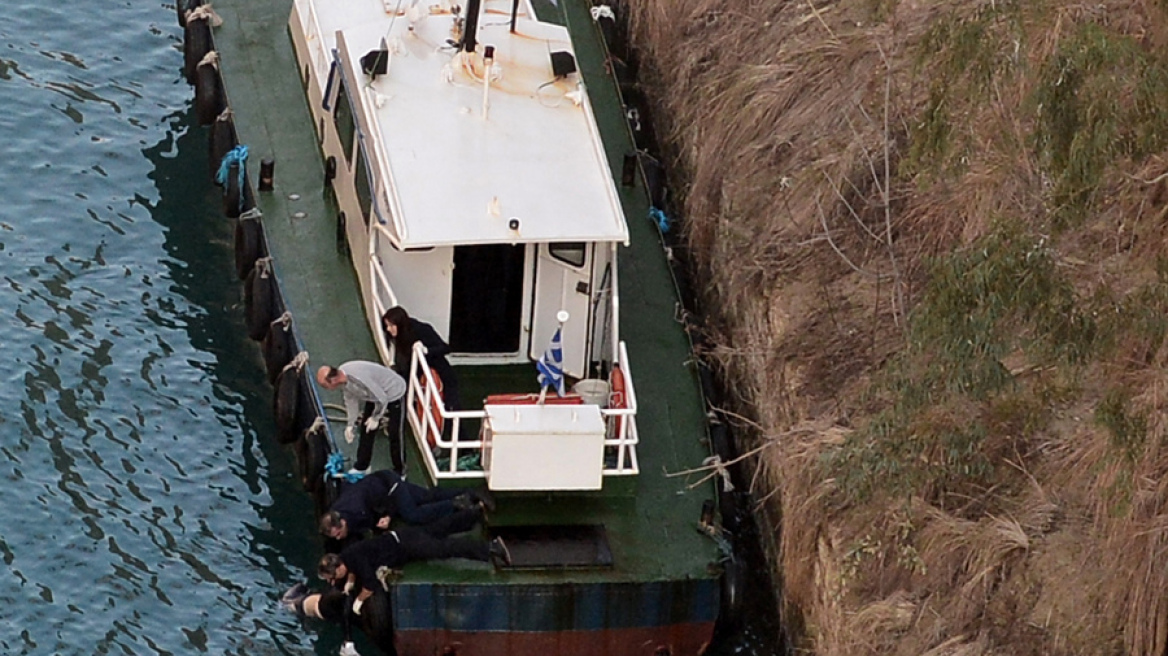  Η στιγμή που οι διασώστες περισυνέλεξαν τη σορό του άνδρα που έπεσε στον Ισθμό