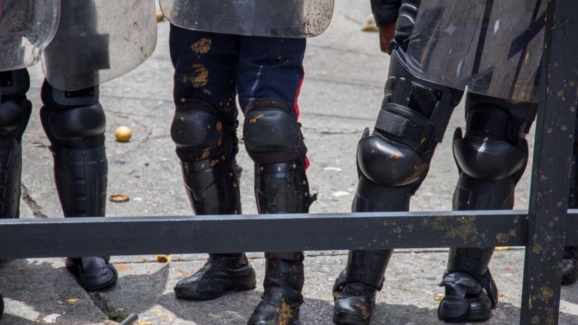 «Βόμβες κοπράνων»: Το νέο... αηδιαστικό «υπερόπλο» των Κίτρινων Γιλέκων