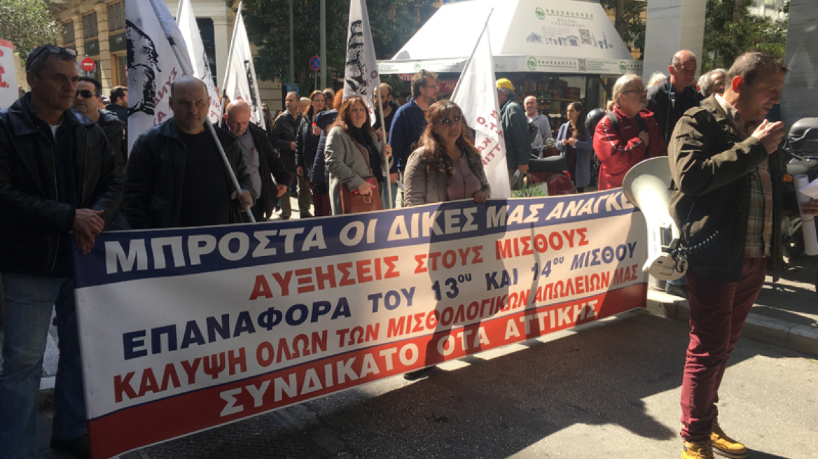 Πανό με τον Τσίπρα σε λαγούς και τον Πολάκη σε χελώνες από την ΠΟΕΔΗΝ στο ΥΠΟΙΚ