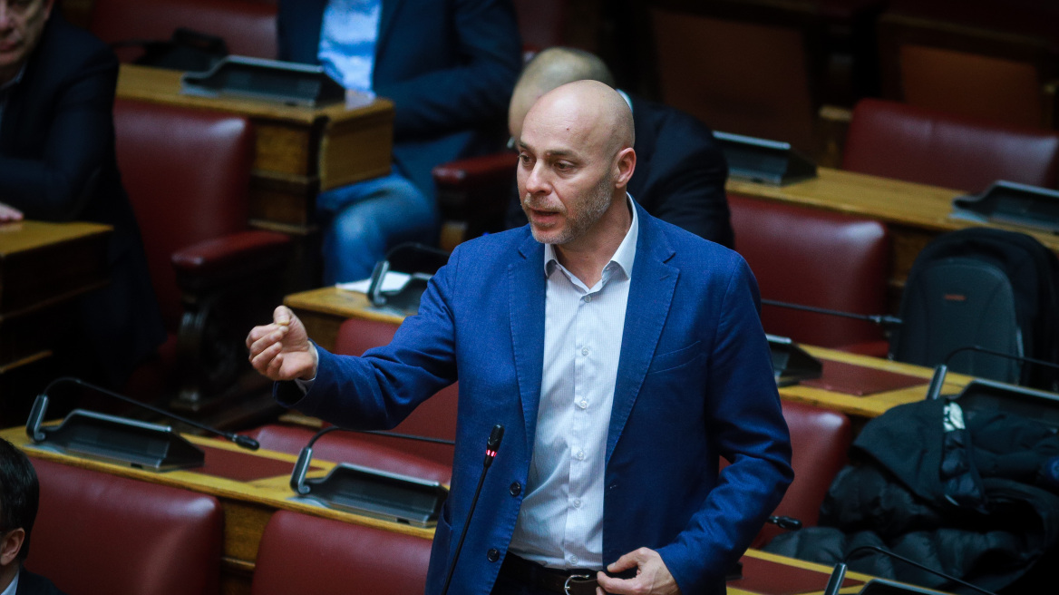 Αμυράς: Σύζυγοι υπουργών μετακινούνται με κυβερνητικά αεροσκάφη