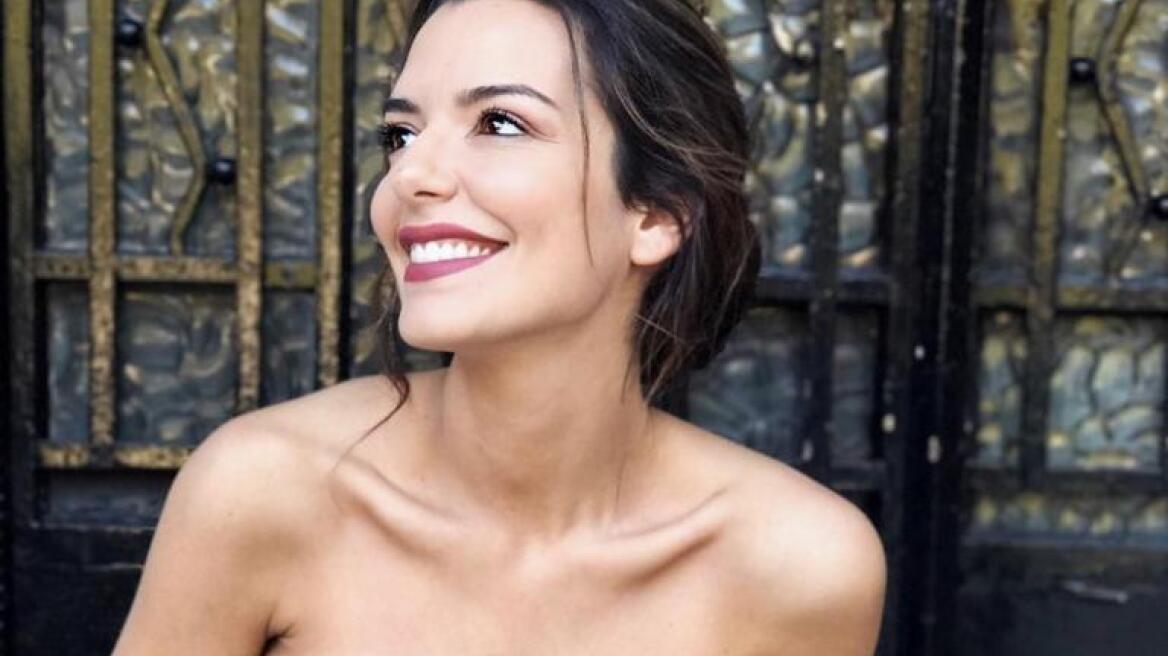 Η Νικολέττα Ράλλη... σέξι μέσα στην πισίνα 