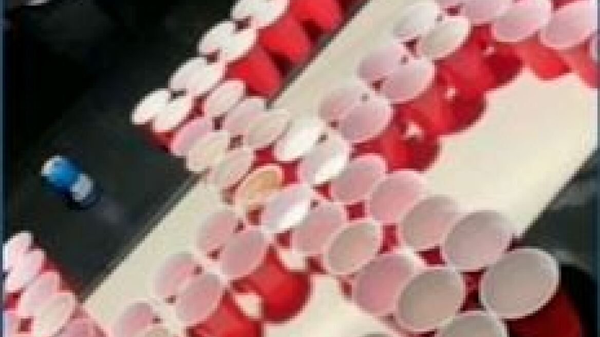 Καλιφόρνια: Μαθητές έφτιαξαν σβάστικα με πλαστικά ποτήρια και φωτογραφήθηκαν χαιρετώντας ναζιστικά