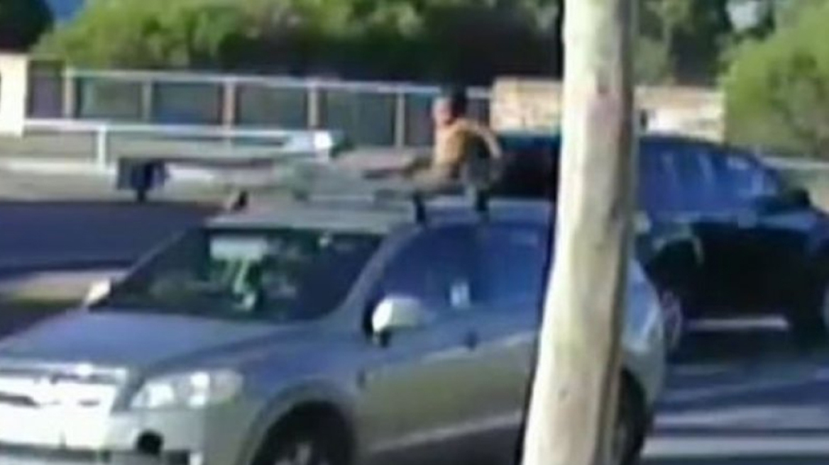 Οδηγούσε για 15 λεπτά με τον 4χρονο γιο της στην οροφή του αυτοκινήτου 