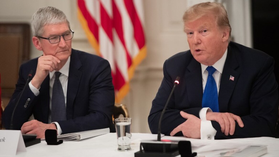 «Πάρτι» στο Twitter με τη νέα γκάφα του Τραμπ: Μαντέψτε πώς αποκάλεσε τον Τιμ Κουκ της Apple!